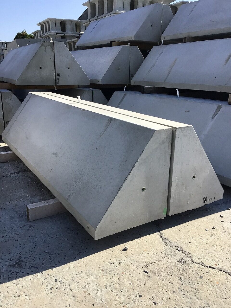 プレキャストコンクリート基礎（張ブロック用）の特注製作