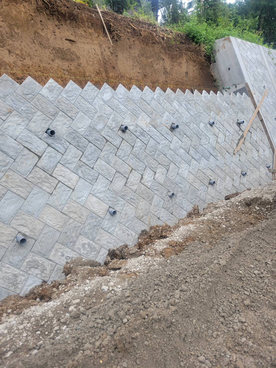 プレキャストコンクリート基礎（切土5m・間知ブロック用）の特注製作